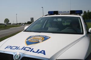 Slika PU_OB/MUP-ILUSTRACIJE-NOVA GALERIJA/kartonski_policajci01.jpg